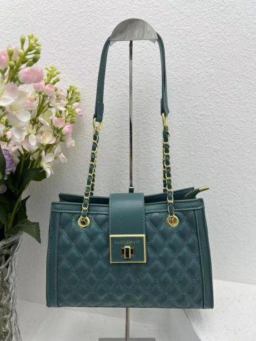Beautiful handbags for women (In great shape)