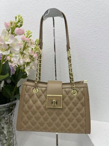 Beautiful handbags for women (In great shape)